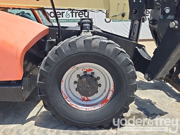 2018-jlg-1055-image-13