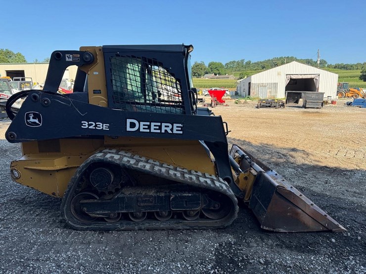 deere-323e-image-5
