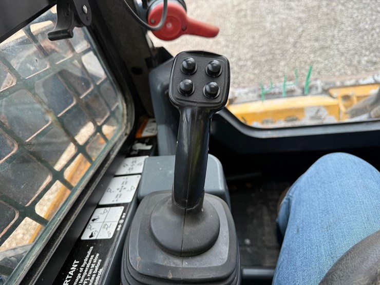 2020-deere-331g-image-26