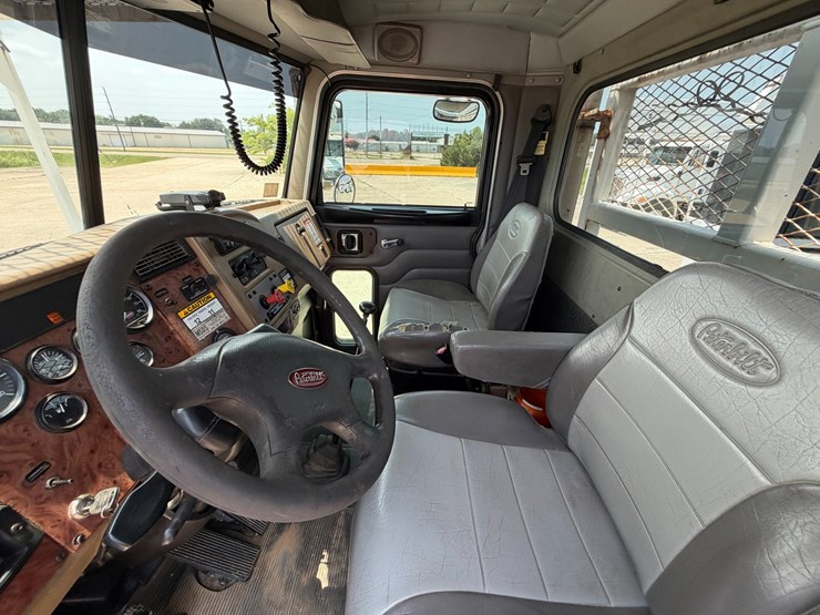 2007-peterbilt-335-image-62