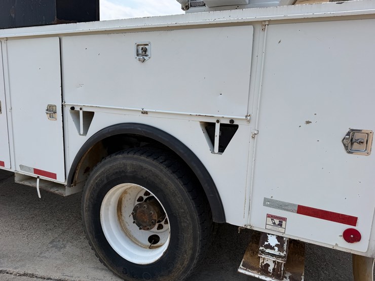 2007-peterbilt-335-image-7