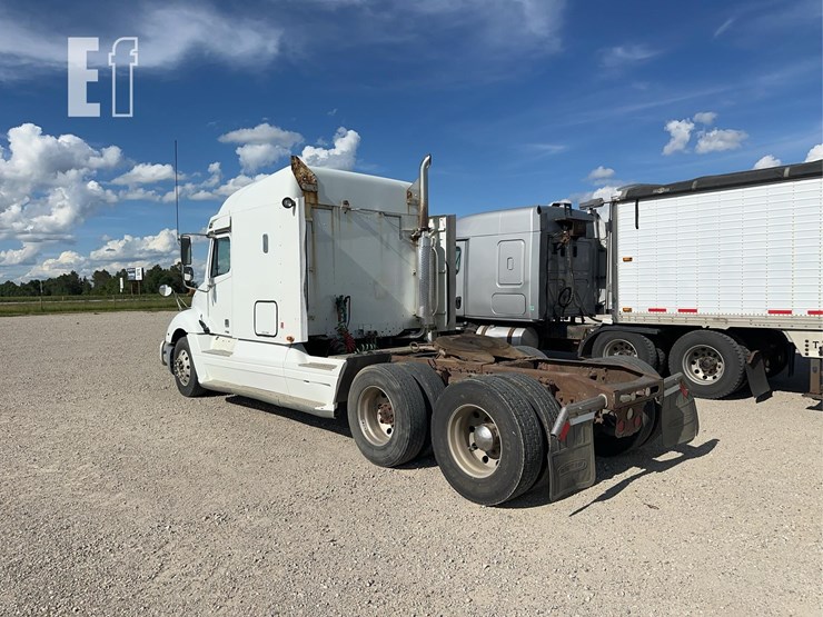 2004-freightliner-columbia-120-image-8