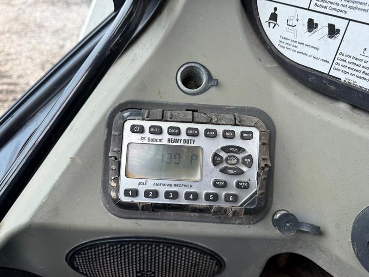 2013-bobcat-s650-image-19