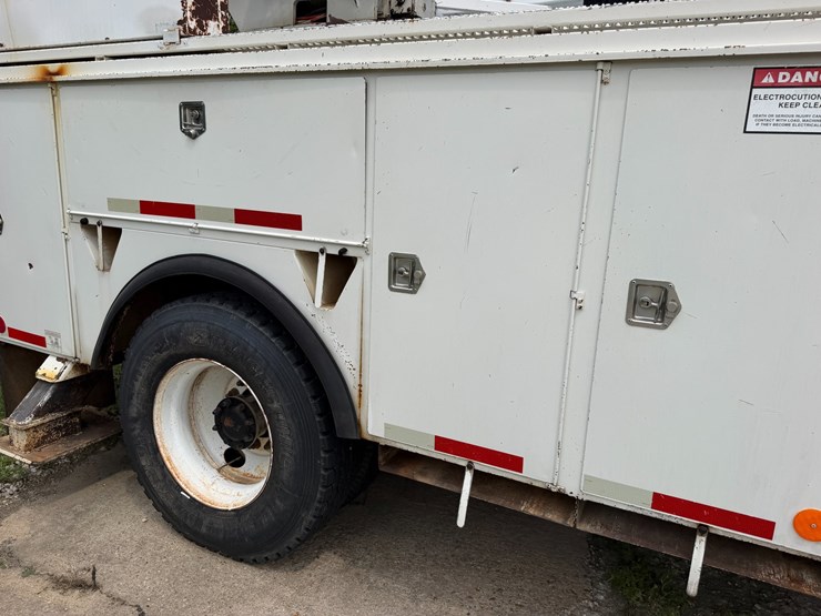 2007-peterbilt-335-image-22