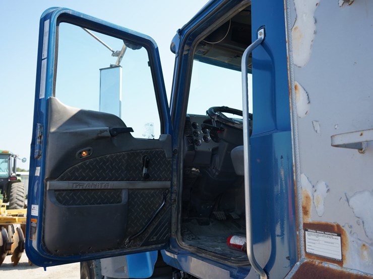 2014-mack-granite-gu713-image-8