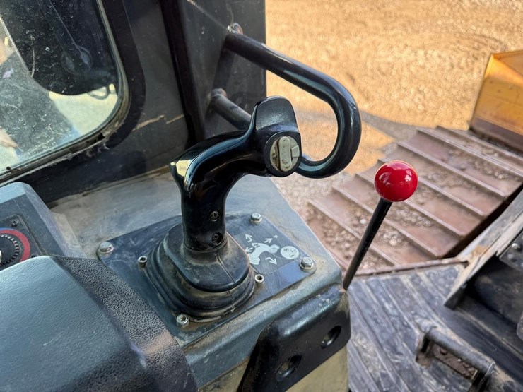 2016-deere-650k-lgp-image-27