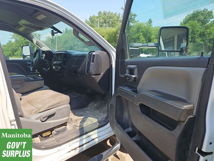 2015-chevrolet-3500-image-27