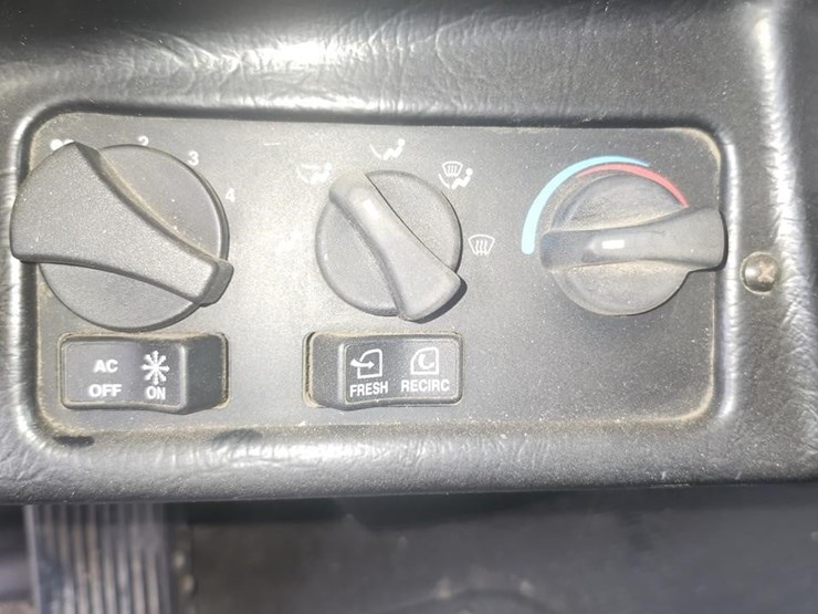 1999-peterbilt-385-image-32