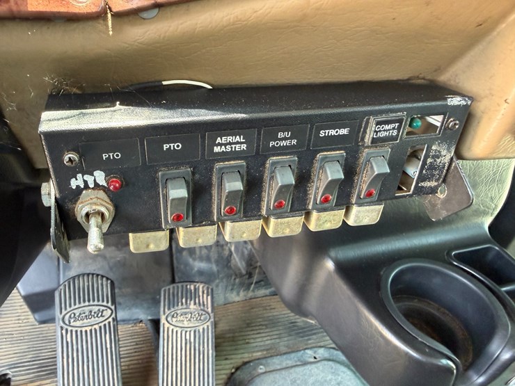 2007-peterbilt-335-image-70