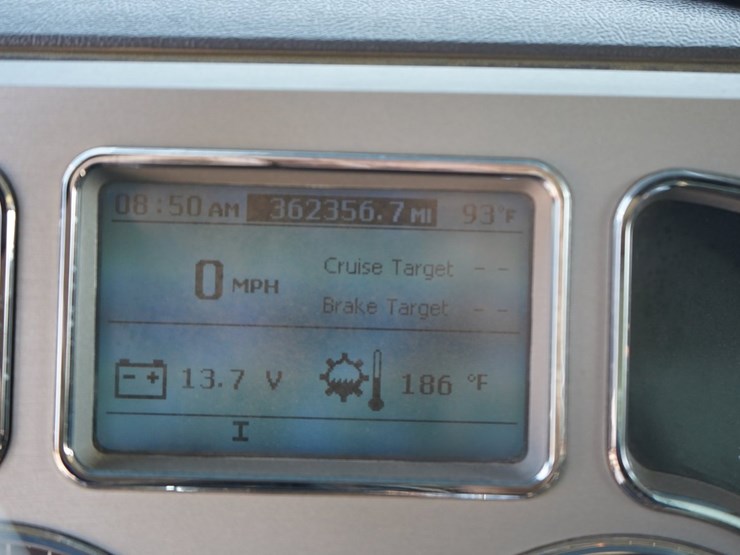 2014-mack-granite-gu713-image-9