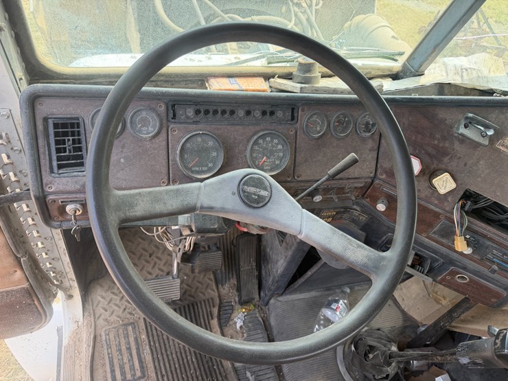 1990-freightliner-fld120-image-63
