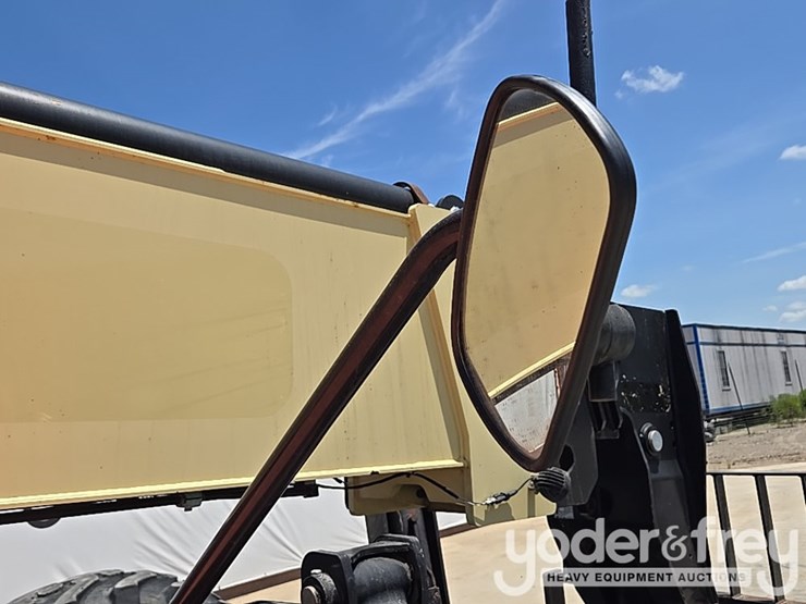 2018-jlg-1055-image-51