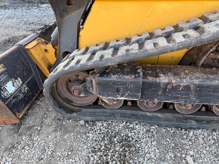 deere-323e-image-17