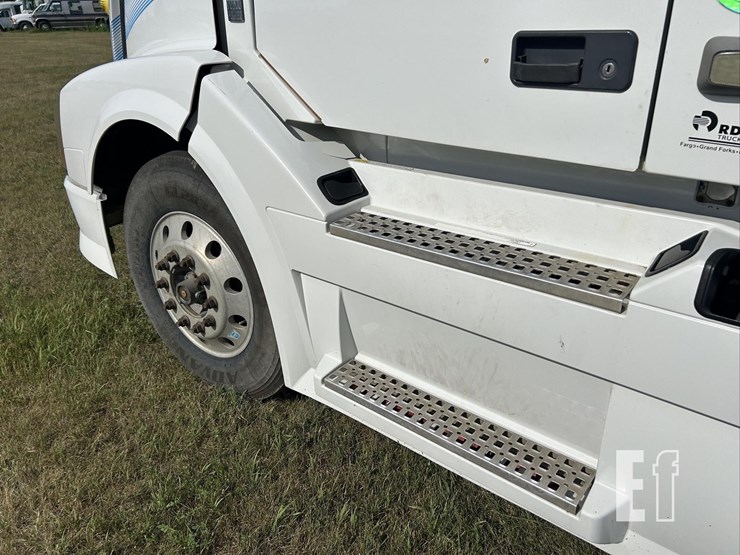 2012-volvo-vnl64t670-image-9