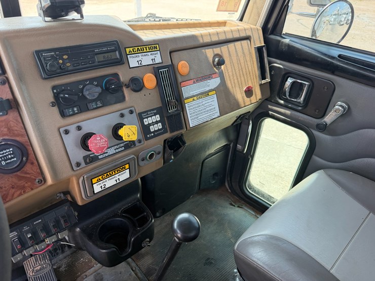 2007-peterbilt-335-image-79