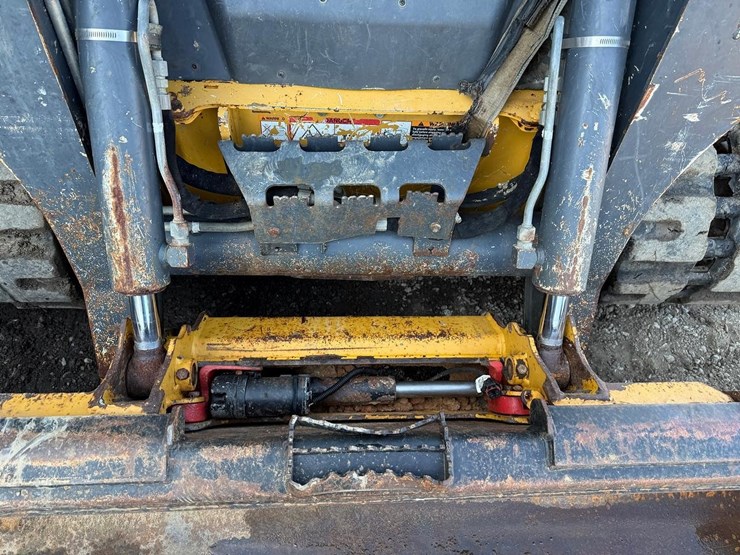 deere-323e-image-10