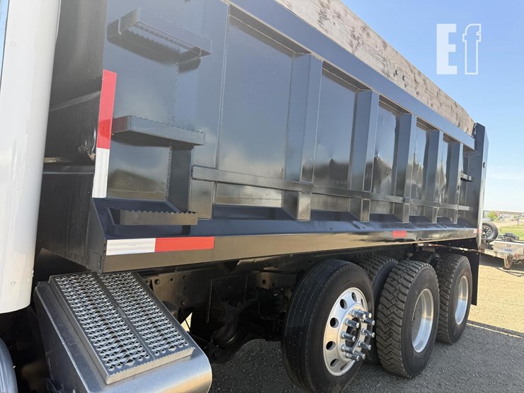 2005-peterbilt-335-image-32