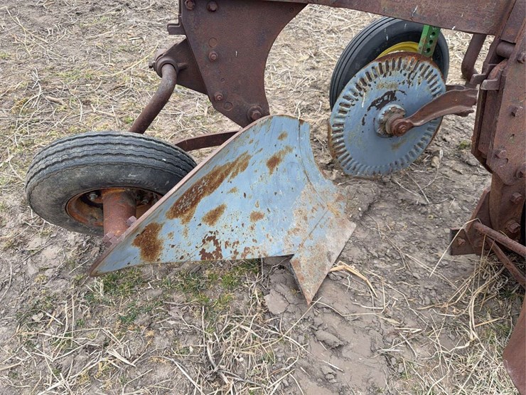 john-deere-three-point-two-bottom-plow-image-11
