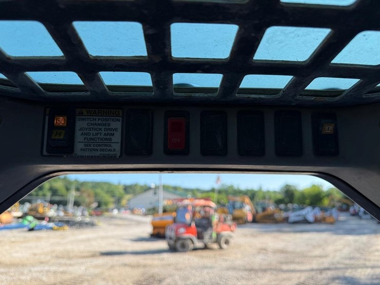 2014-bobcat-t110-image-23