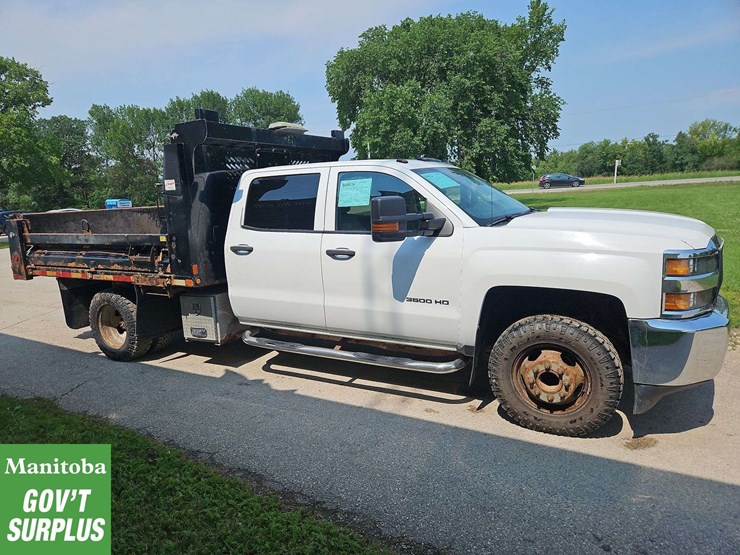 2015-chevrolet-3500-image-6