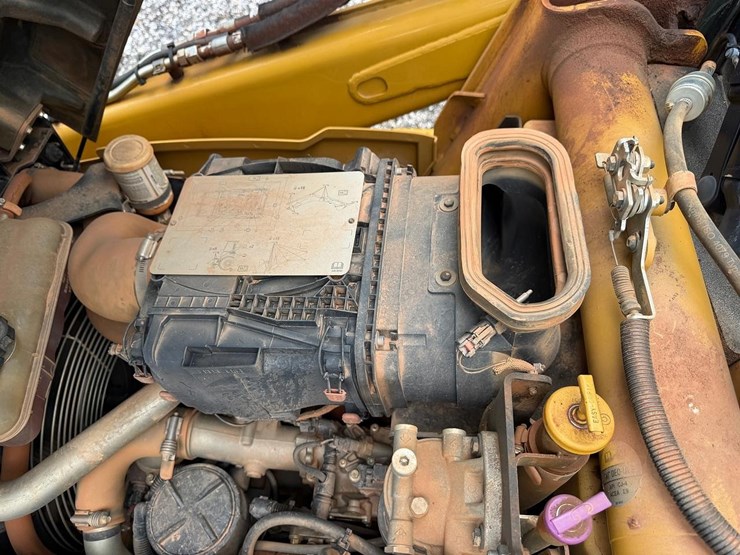 2018-caterpillar-440-image-33