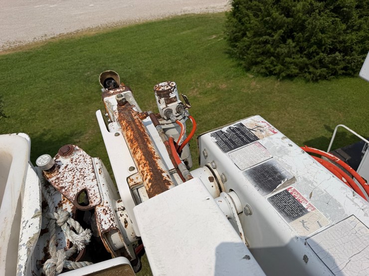 2007-peterbilt-335-image-58
