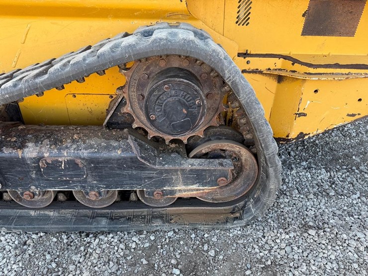 deere-323e-image-18