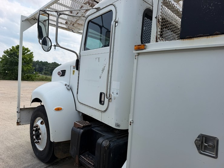 2007-peterbilt-335-image-10