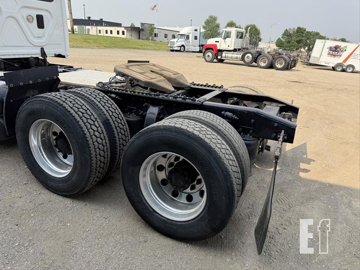 2013-freightliner-cascadia-113-image-5