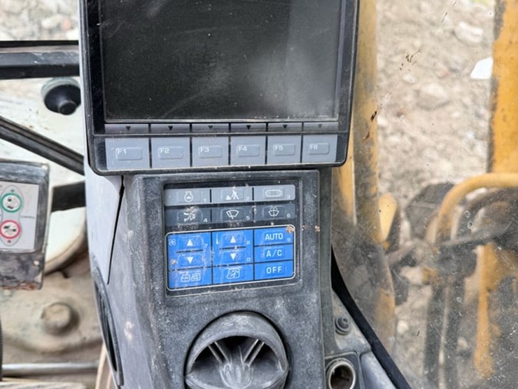 2006-komatsu-pc220-lc-8-image-12