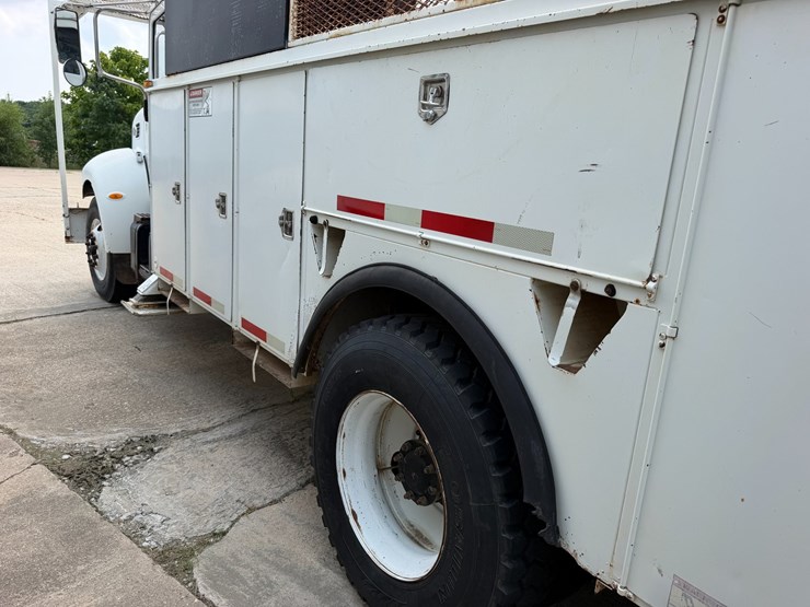 2007-peterbilt-335-image-7