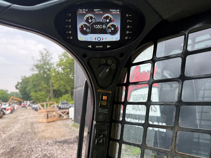 2022-bobcat-t770-image-23