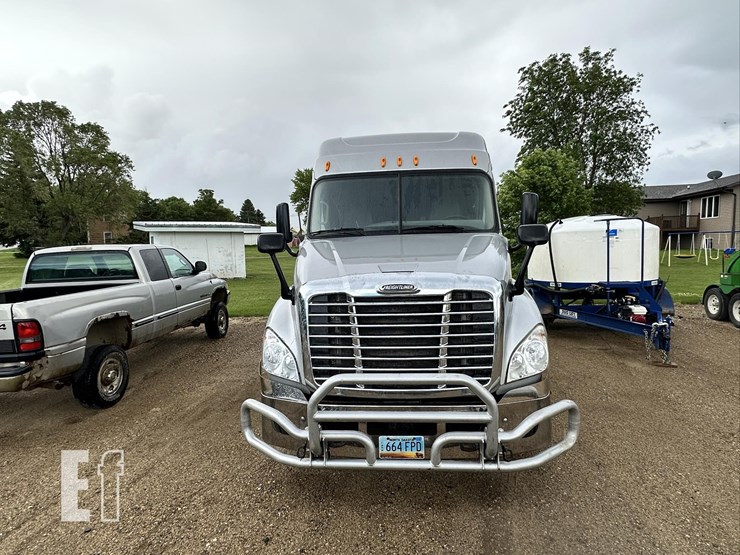 2014-freightliner-cascadia-125-image-3