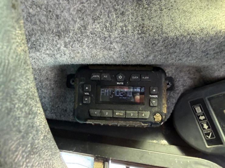 deere-323e-image-22