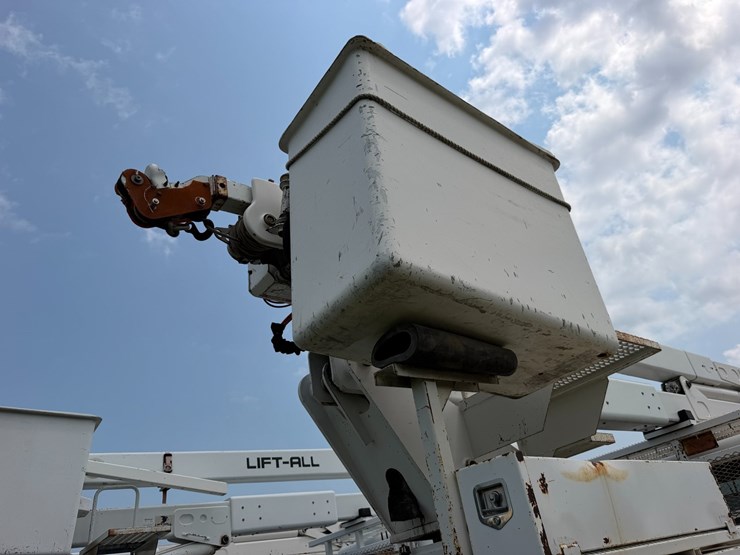 2007-peterbilt-335-image-41