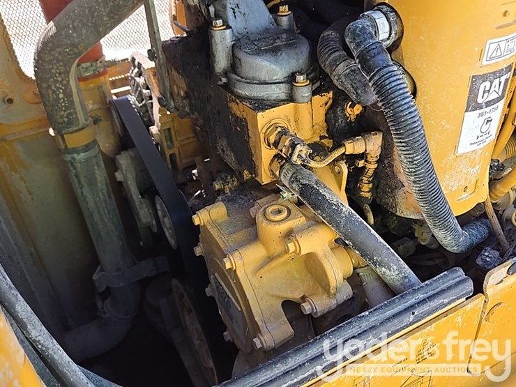 2020-caterpillar-d6k2-lgp-image-40