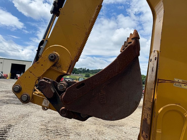 2018-caterpillar-440-image-14