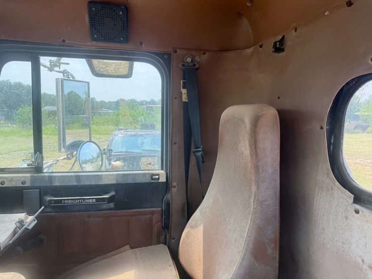 1990-freightliner-fld120-image-67
