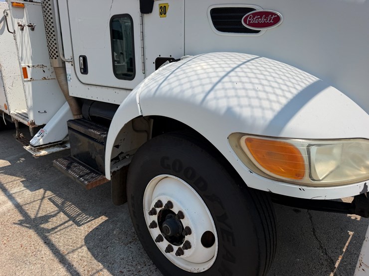 2007-peterbilt-335-image-18