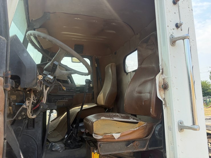 1990-freightliner-fld120-image-62