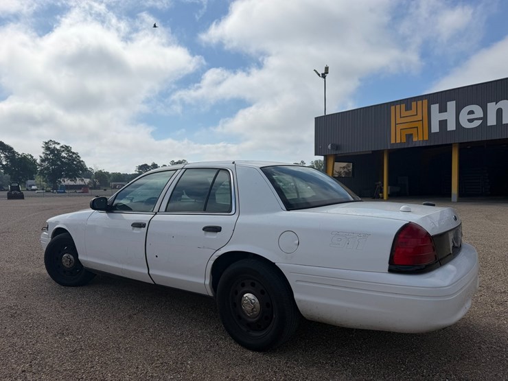 #36418-•-2011-ford-crown-victoria-image-4