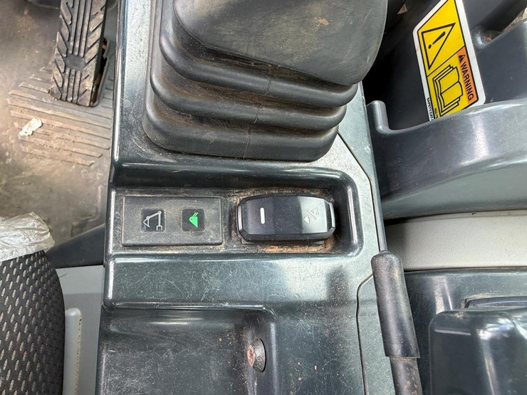 2018-caterpillar-440-image-26