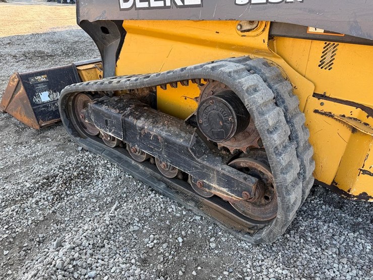 deere-323e-image-16