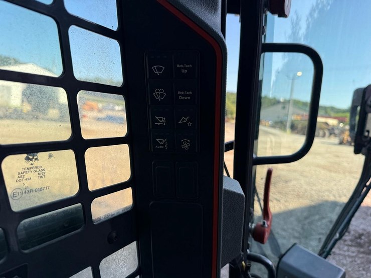 2021-bobcat-t64-image-27