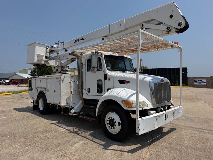 2007-peterbilt-335-image-2