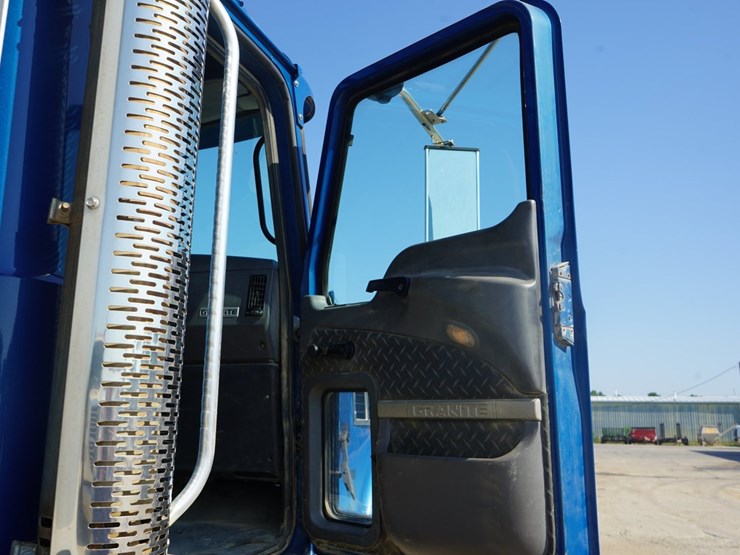 2014-mack-granite-gu713-image-22