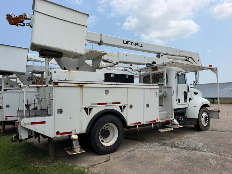 2007-peterbilt-335-image-3