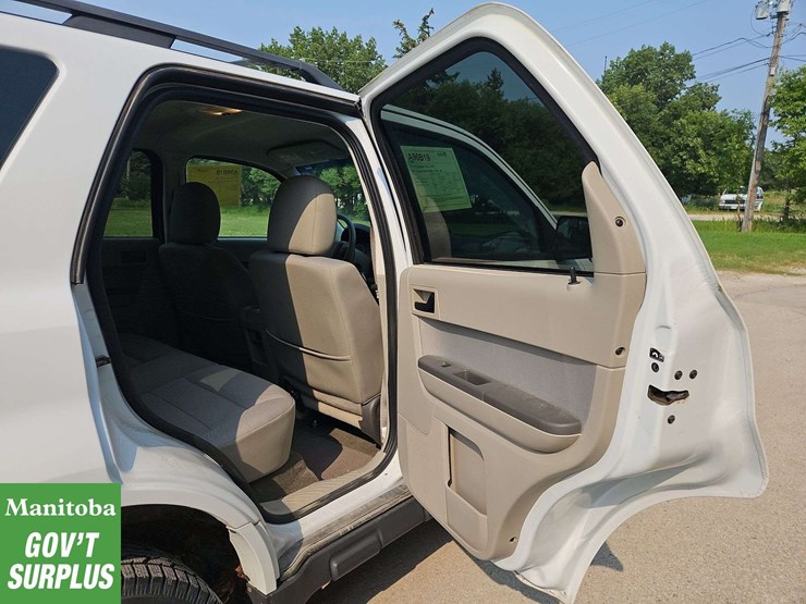 2011-ford-escape-image-23