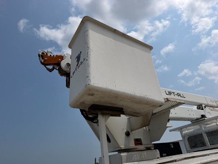 2007-peterbilt-335-image-39
