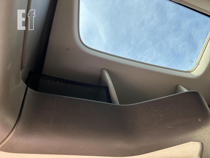 2012-volvo-vnl64t670-image-22